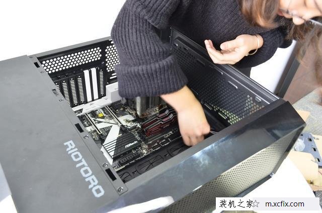 美女教您如何装机！AMD锐龙Ryzen7-1700X电脑组装教程