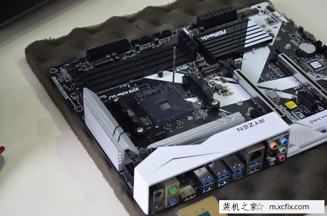 美女教您如何装机！AMD锐龙Ryzen7-1700X电脑组装教程