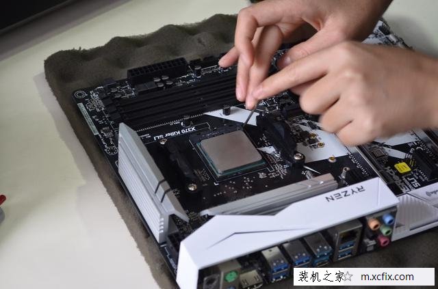 美女教您如何装机！AMD锐龙Ryzen7-1700X电脑组装教程