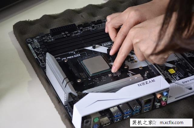 美女教您如何装机！AMD锐龙Ryzen7-1700X电脑组装教程