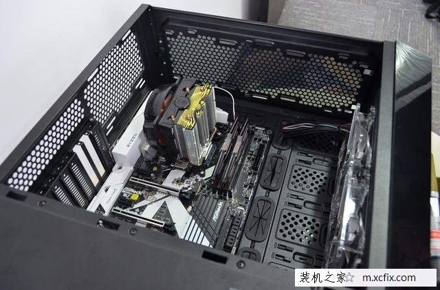 美女教您如何装机！AMD锐龙Ryzen7-1700X电脑组装教程