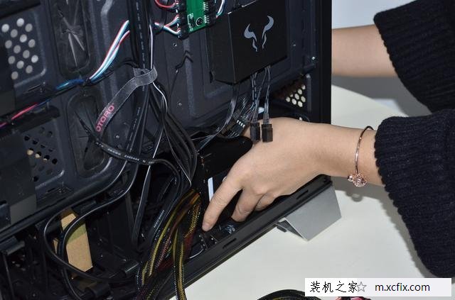 美女教您如何装机！AMD锐龙Ryzen7-1700X电脑组装教程