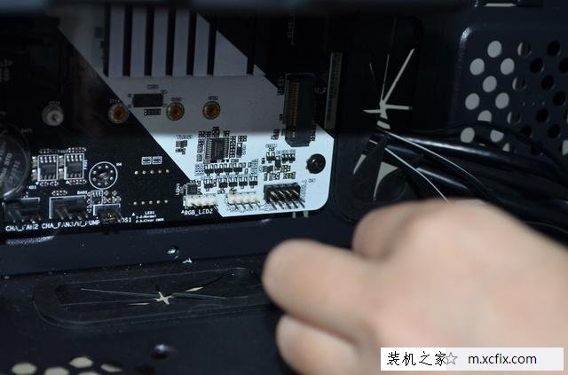 美女教您如何装机！AMD锐龙Ryzen7-1700X电脑组装教程