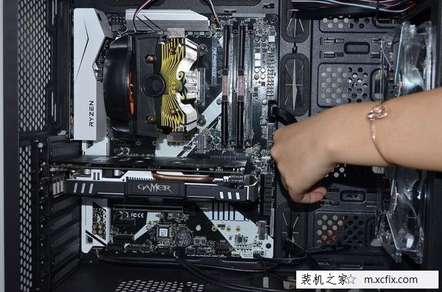 美女教您如何装机！AMD锐龙Ryzen7-1700X电脑组装教程