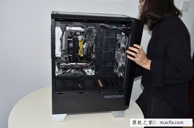 美女教您如何装机！AMD锐龙Ryzen7-1700X电脑组装教程